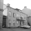 Fastigheten Platensgatan 5 i Linköping på platsen till dagens roströda hus (5 B) i fem bostadsvåningar över affärsplanet. Här en vy från gården 1971.