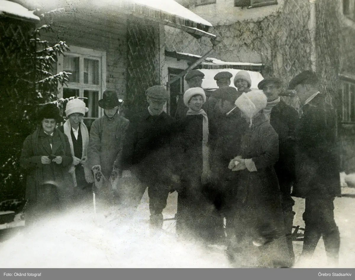 Uppställning framför kameran vid Ulvshyttans herrgård, påsken 1915 ...
