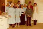 Gruppbild på Tobaksmuseets personal i Gubbhyllan under en julmarknad på Skansen på 80-talet.