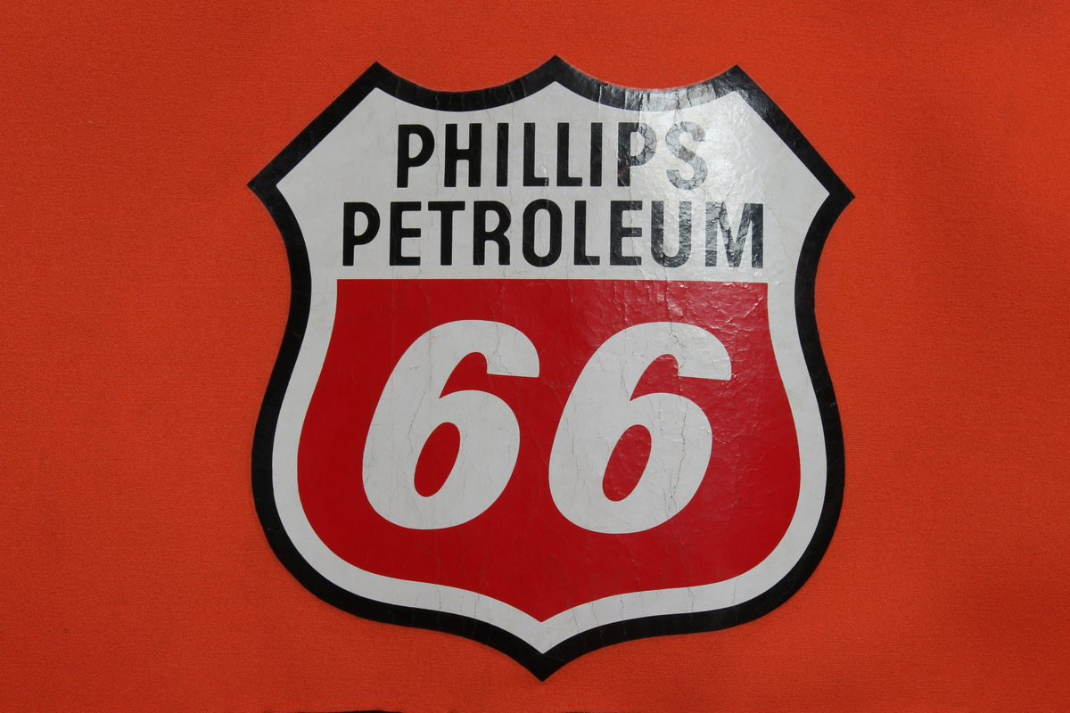 Redningsdrakt med hette og fot. Drakten har Phillips Petroleum sin logo bak på ryggen.