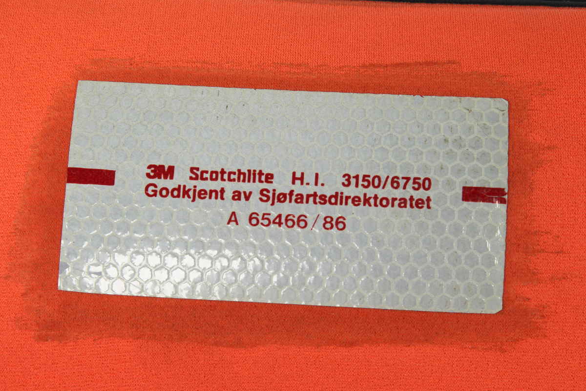 Redningsdrakt med hette og fot. Drakten har Phillips Petroleum sin logo bak på ryggen.