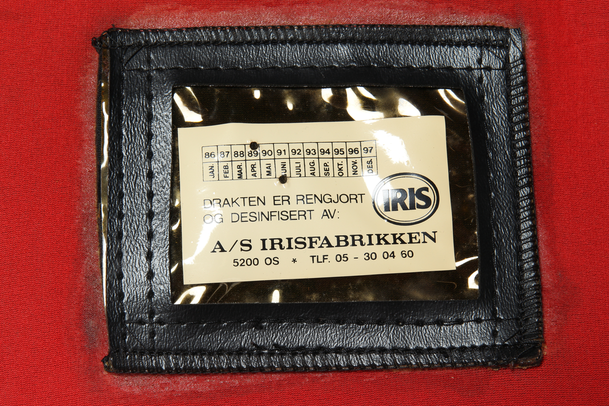 Redningsdrakt med oljeselskapet Mobil sin logo og navnet til oljeplattformen Statfjord C på ryggen. Drakten er utstyrt med hette, votter og støvler.