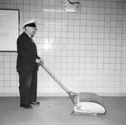 Personal dammsuger Rådmansgatans tunnelbanestation