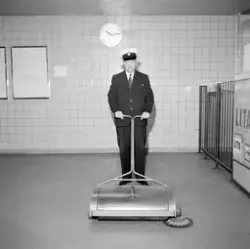 Personal dammsuger Rådmansgatans tunnelbanestation