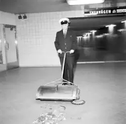 Personal dammsuger Rådmansgatans tunnelbanestation