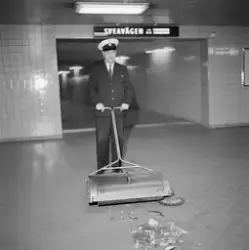 Personal dammsuger Rådmansgatans tunnelbanestation