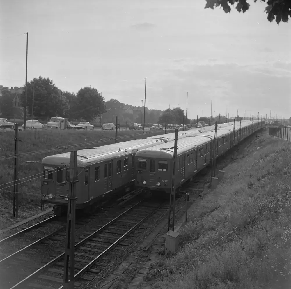 Två tunneltåg med C2:vagnar, den ena på väg västerut mot Vällingby och den andra till söderorten Bagarmossen.