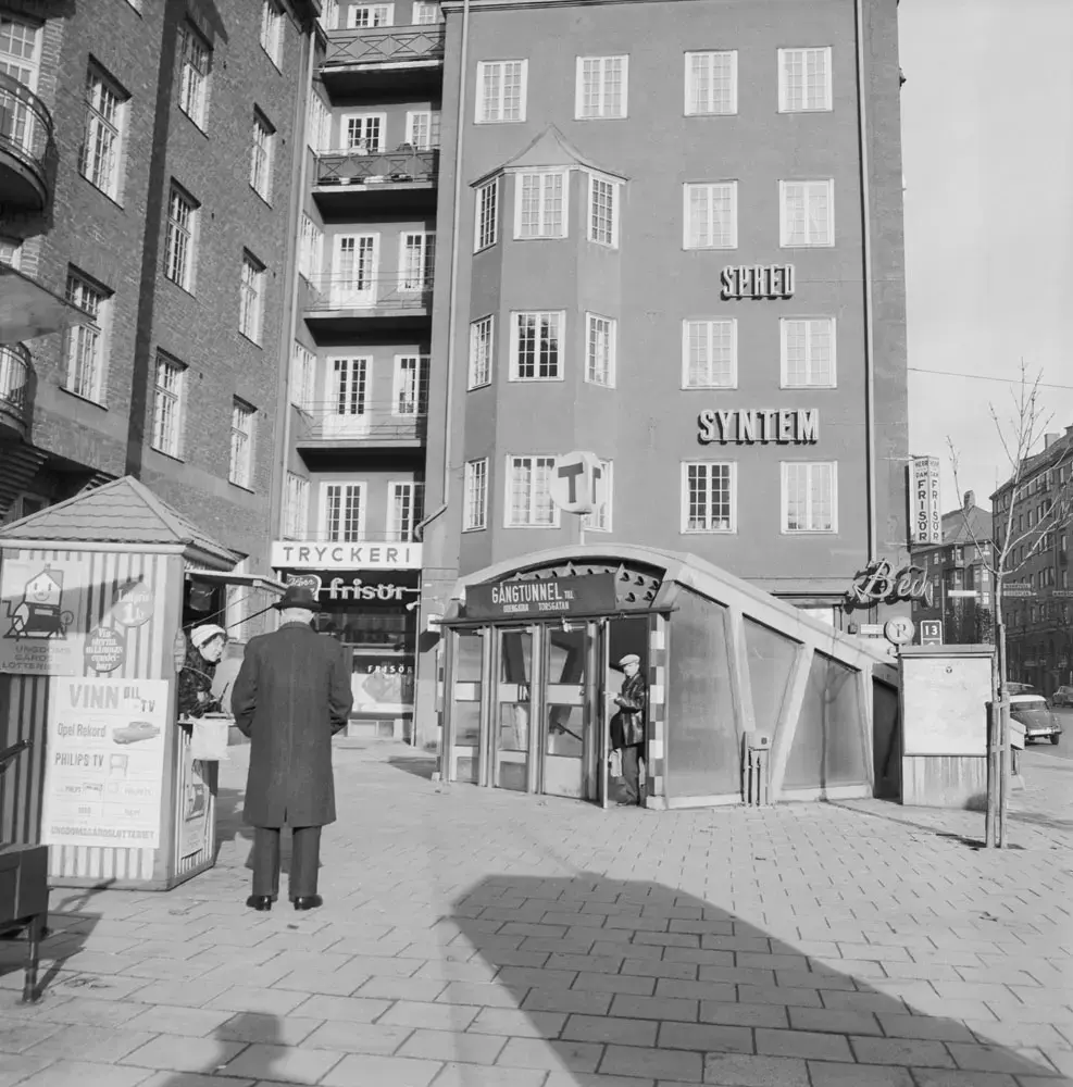 Tunnelbanenedgång vid S:t Eriksplan. Entré S:t Eriksgatan/Rörstrandsgatan