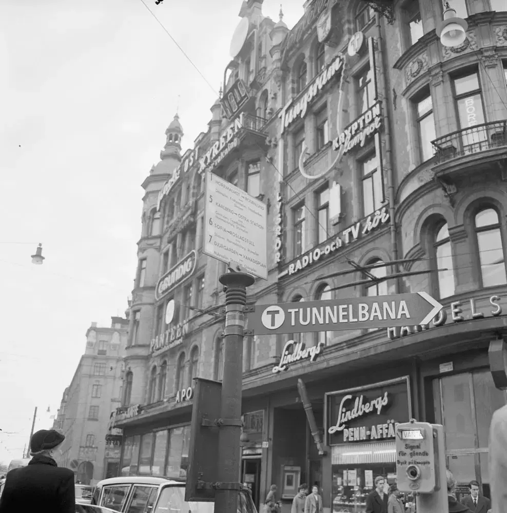 Skylt T Tunnelbana - såväl innerstaden som i förorterna har SS satt upp en ny typ av hänvisningsskyltar till T-banan
