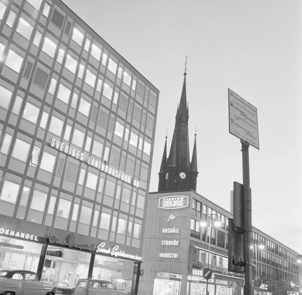 Klarabergsgatan med Klara kyrka och 50-talsbebyggelse