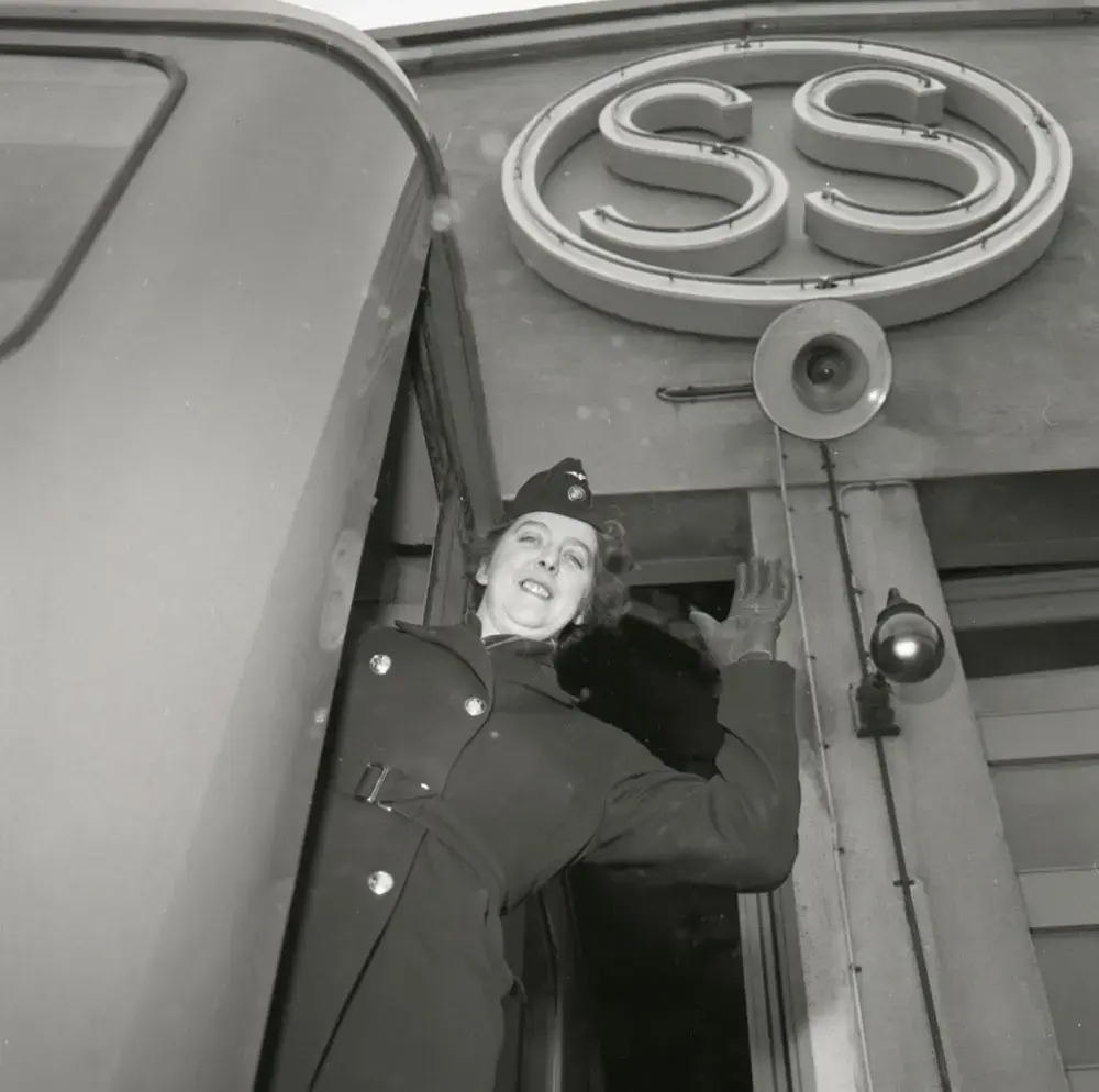 1958 var året då kvinnor kliver in på förarplatsen.
20 november 1958 startade en kurs för tunnelförare, unik i den meningen att fyra kvinnor ingick i kursen och den 4 december fick Stockholms Spårvägar sin första kvinnliga tunneltågförare Kerstin Jarlén.