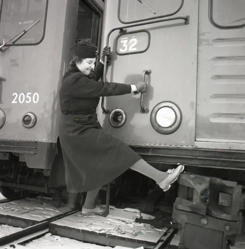 1958 var året då kvinnor kliver in på förarplatsen.
20 november 1958 startade en kurs för tunnelförare, unik i den meningen att fyra kvinnor ingick i kursen och den 4 december fick Stockholms Spårvägar sin första kvinnliga tunneltågförare Kerstin Jarlén.