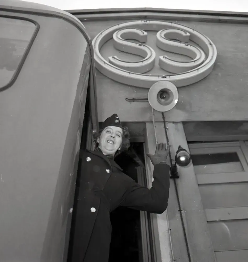 1958 var året då kvinnor kliver in på förarplatsen.
20 november 1958 startade en kurs för tunnelförare, unik i den meningen att fyra kvinnor ingick i kursen och den 4 december fick Stockholms Spårvägar sin första kvinnliga tunneltågförare Kerstin Jarlén.