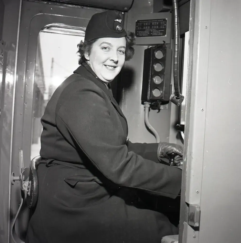 1958 var året då kvinnor kliver in på förarplatsen.
20 november 1958 startade en kurs för tunnelförare, unik i den meningen att fyra kvinnor ingick i kursen och den 4 december fick Stockholms Spårvägar sin första kvinnliga tunneltågförare Kerstin Jarlén.