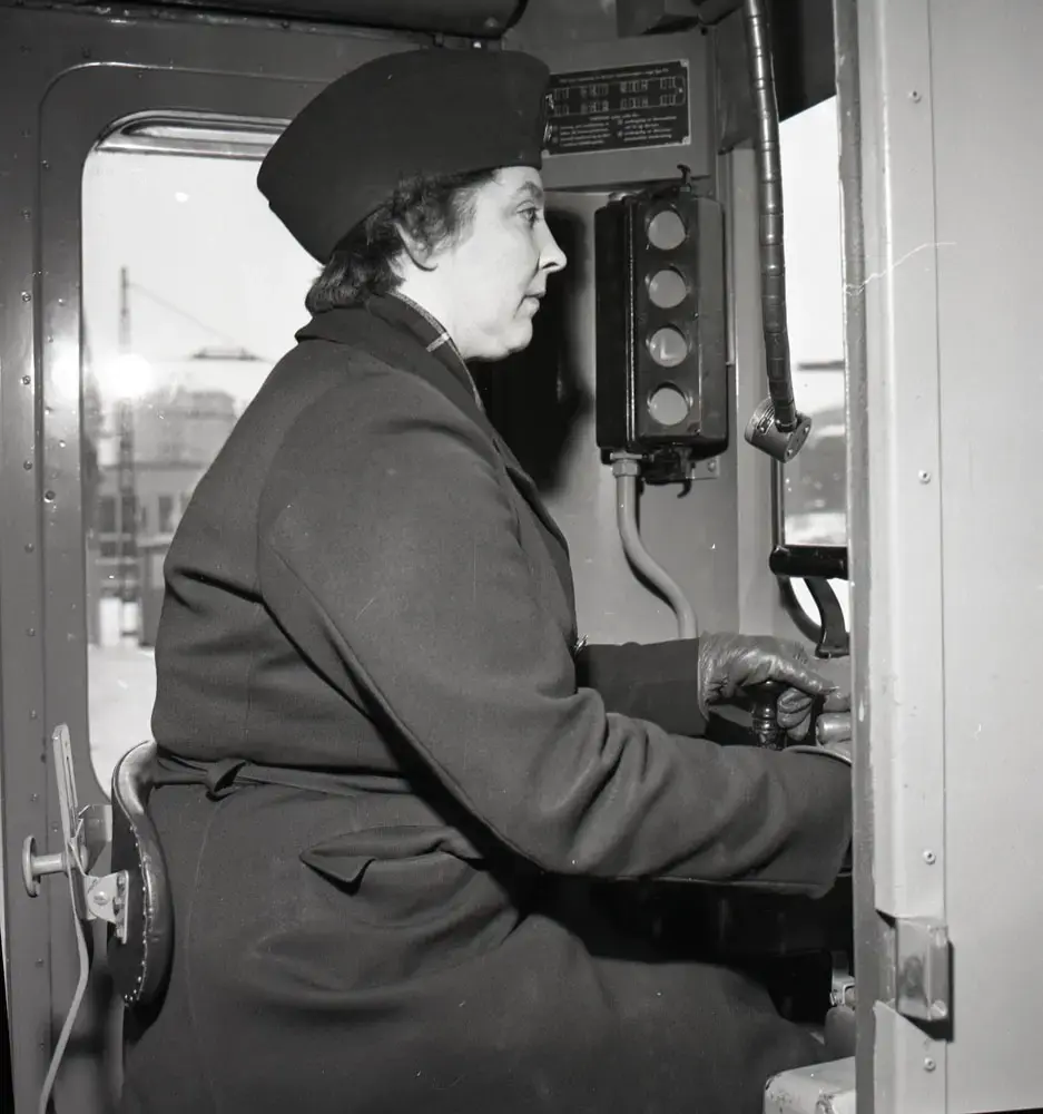 1958 var året då kvinnor kliver in på förarplatsen.
20 november 1958 startade en kurs för tunnelförare, unik i den meningen att fyra kvinnor ingick i kursen och den 4 december fick Stockholms Spårvägar sin första kvinnliga tunneltågförare Kerstin Jarlén.