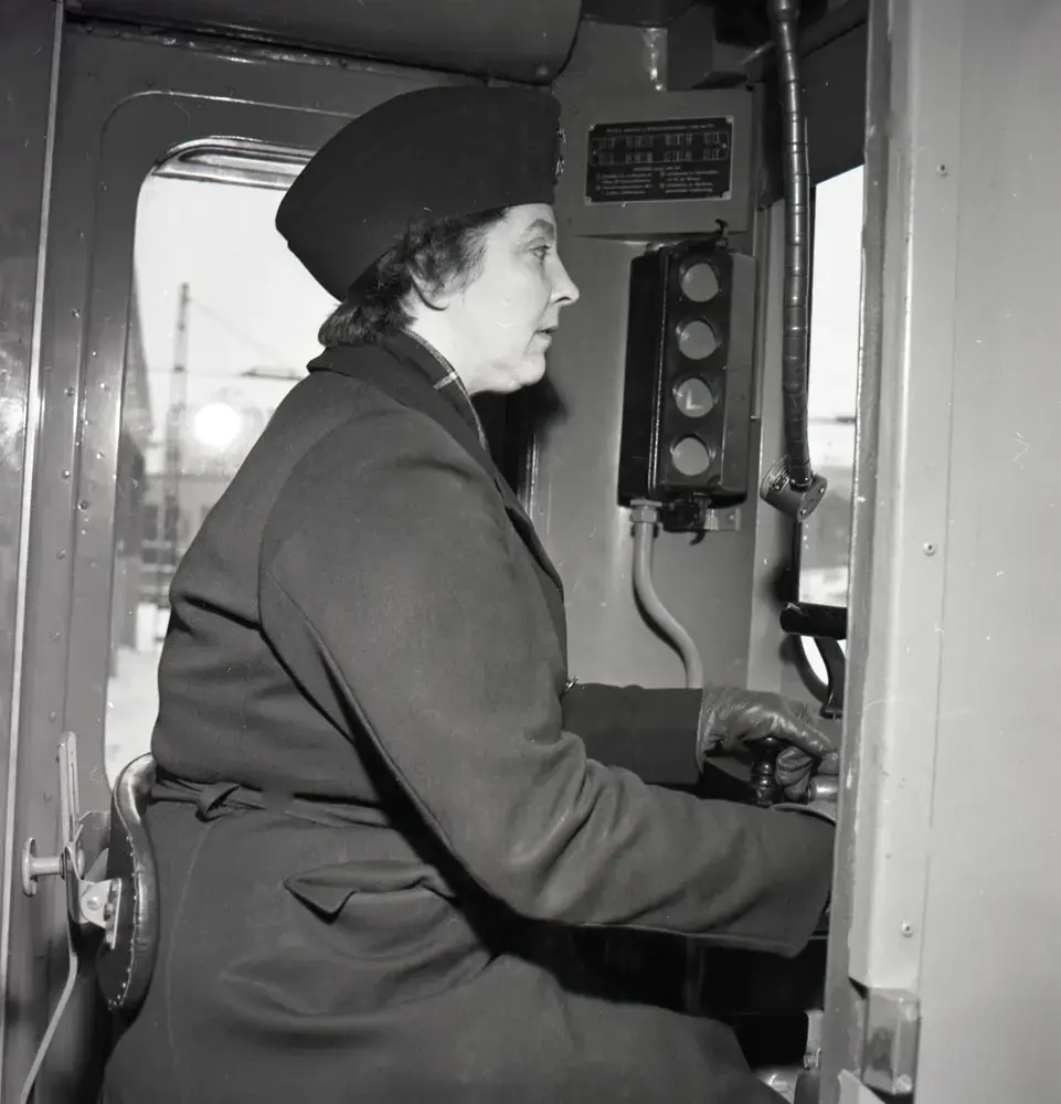 1958 var året då kvinnor kliver in på förarplatsen.
20 november 1958 startade en kurs för tunnelförare, unik i den meningen att fyra kvinnor ingick i kursen och den 4 december fick Stockholms Spårvägar sin första kvinnliga tunneltågförare Kerstin Jarlén.