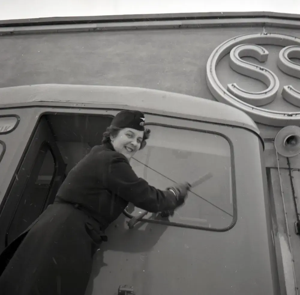 1958 var året då kvinnor kliver in på förarplatsen.
20 november 1958 startade en kurs för tunnelförare, unik i den meningen att fyra kvinnor ingick i kursen och den 4 december fick Stockholms Spårvägar sin första kvinnliga tunneltågförare Kerstin Jarlén.