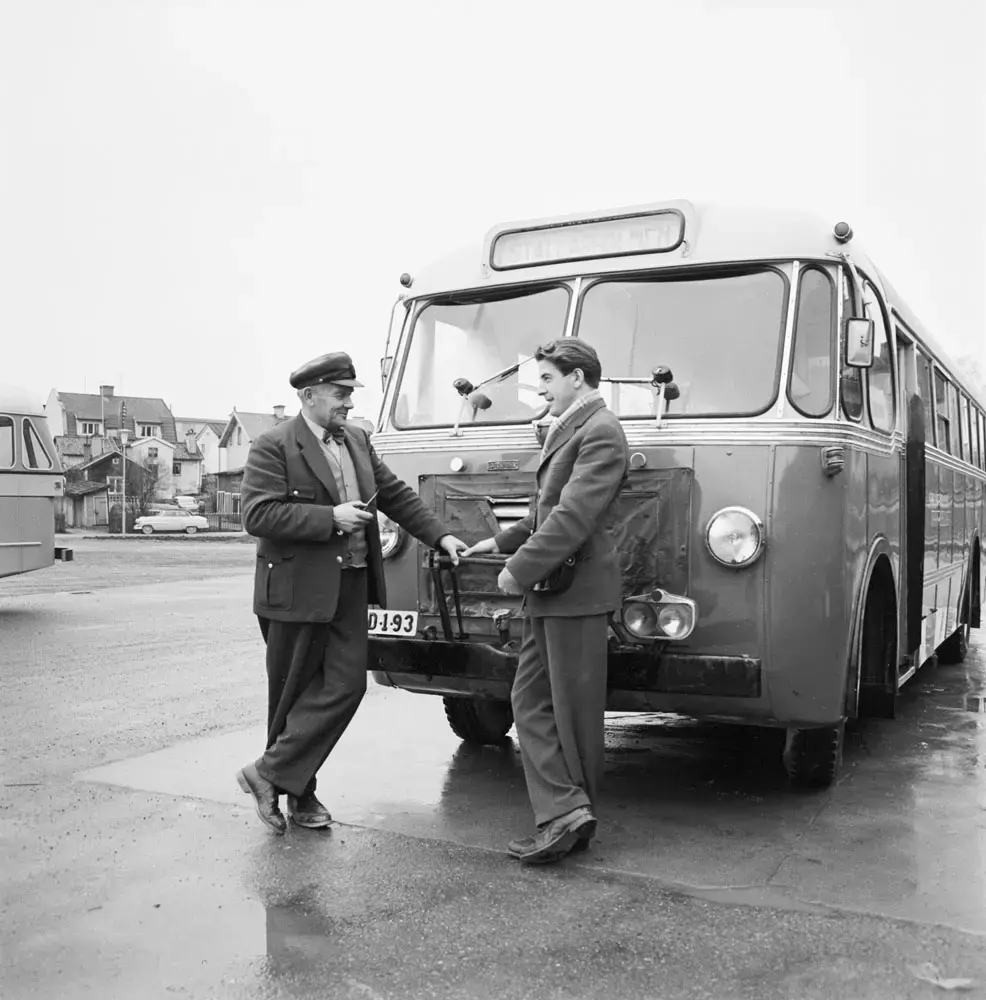 Personal vid buss skyltad Stallarholmen
