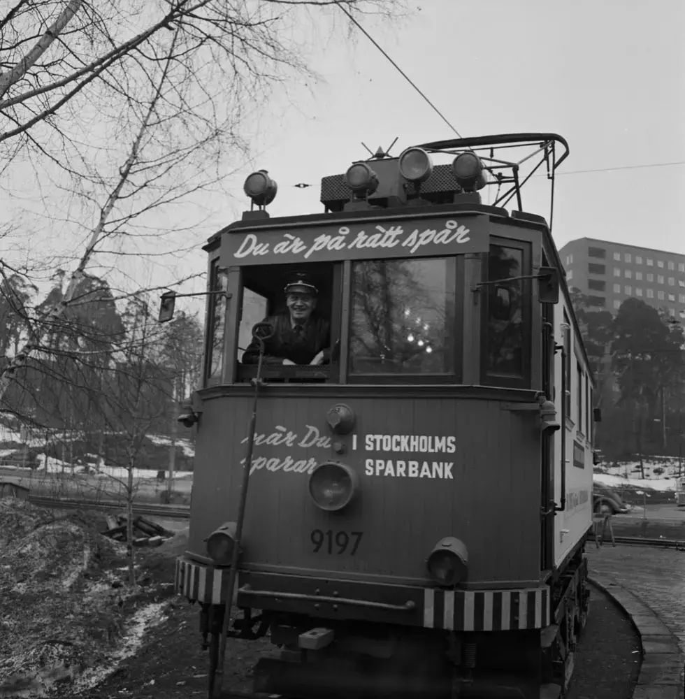 Skenslipningsvagn med reklam, förare Gustaf Rooth -Spårvägsmuseet ...
