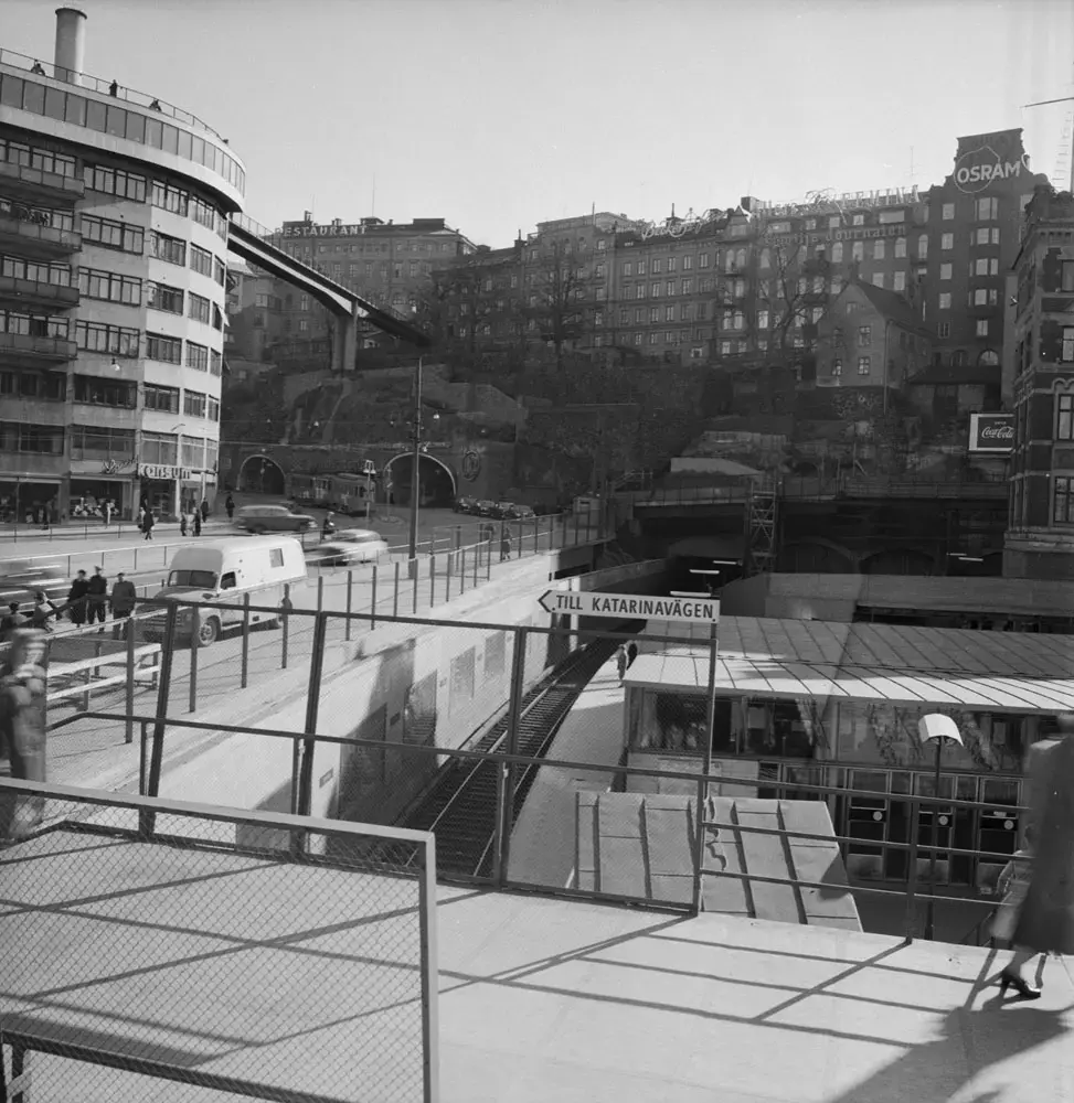 Slussen och Katarinavägen. Station för tunnelbana.