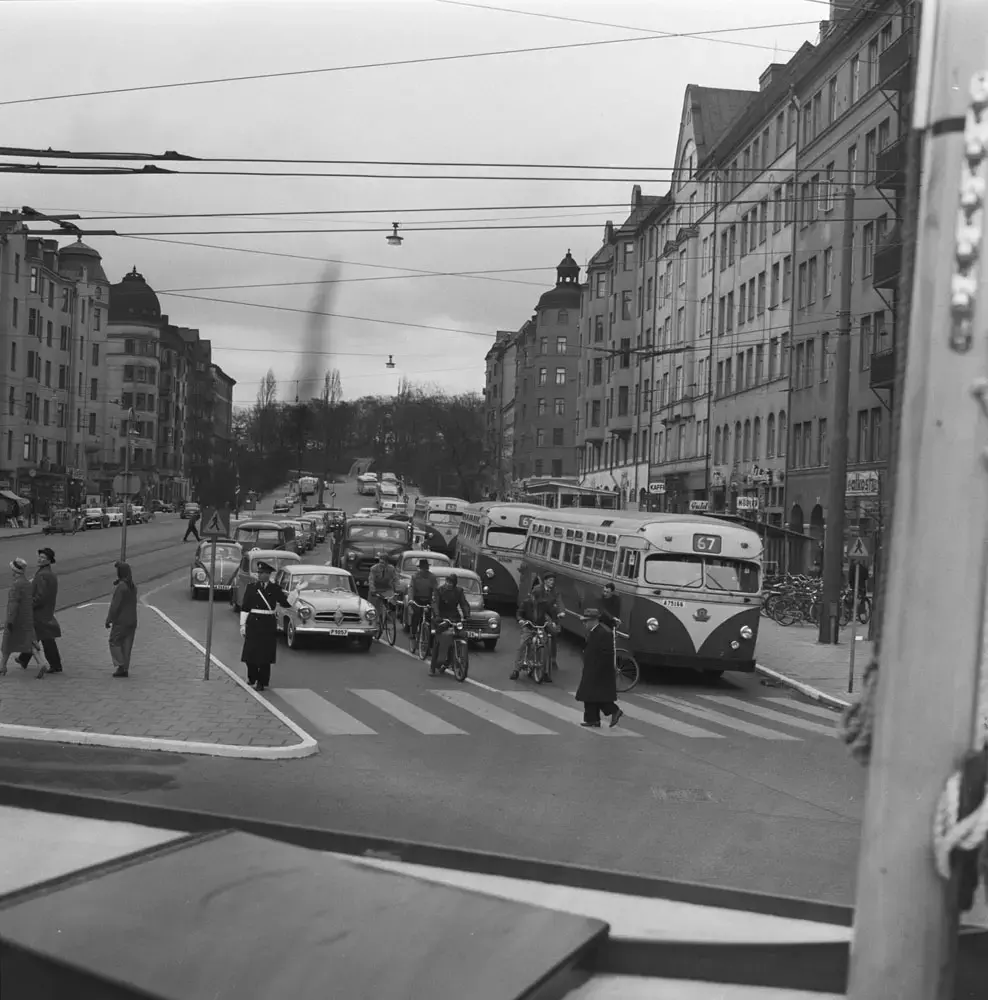Bussar, bilar och cyklister trängs på Drottningholmsvägen vid Fridhemsplan våren 1959
