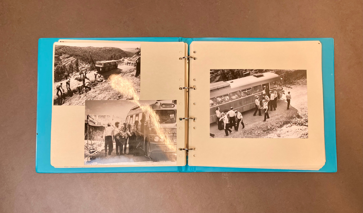 Blått ringpermalbum med albumblader i papp. Omtren 130 fargebilder.