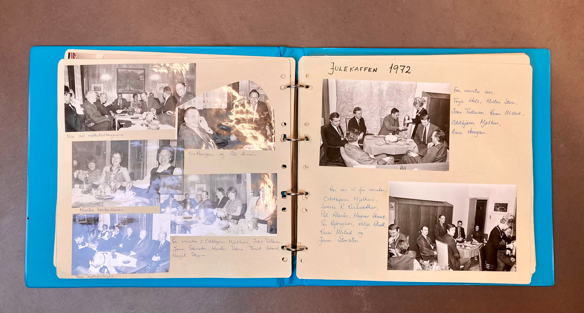 Blått ringpermalbum med albumblader i papp. Omtren 130 fargebilder.