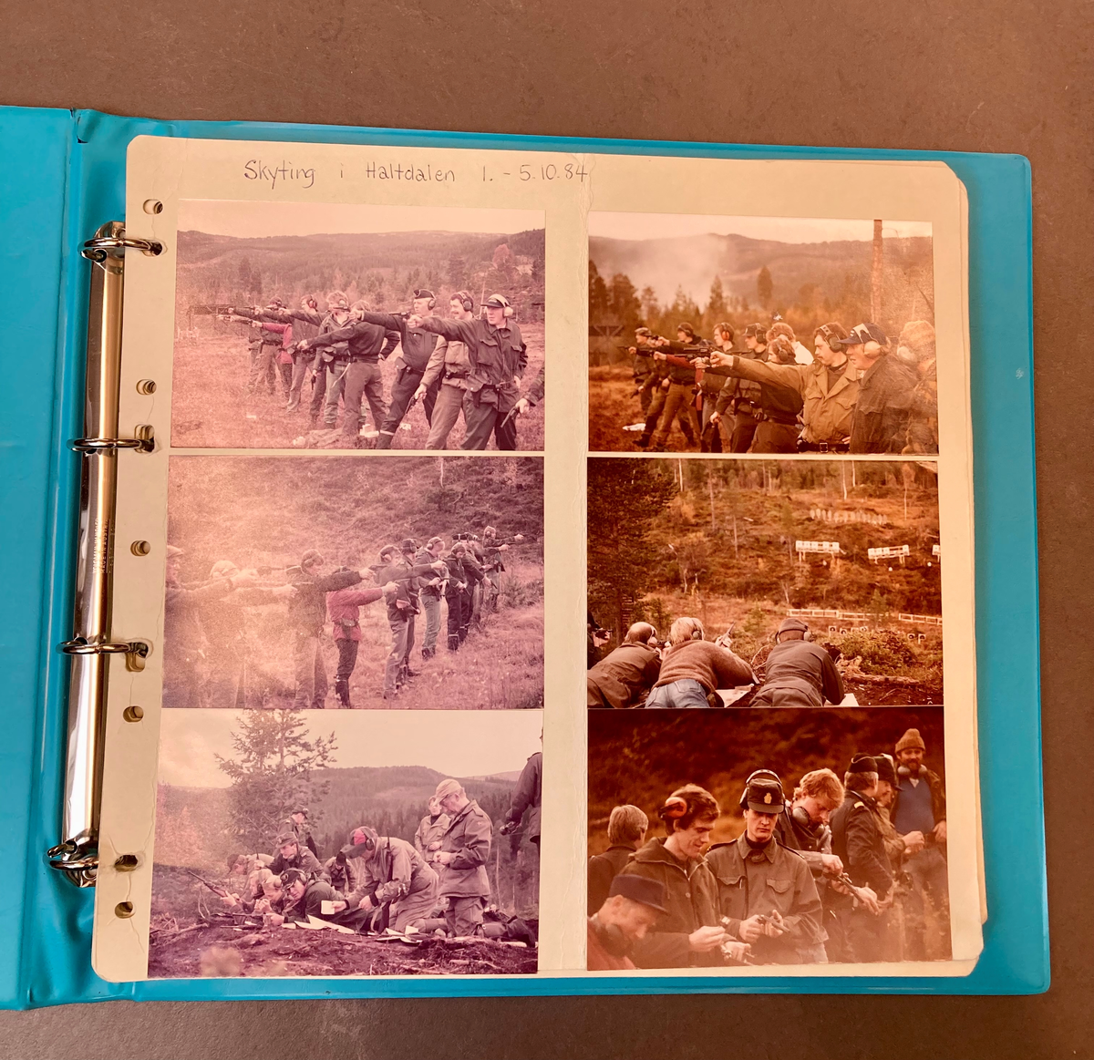 Blått ringpermalbum med albumblader i papp. Omtren 130 fargebilder.