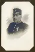 En okänd man i full uniform. Musiksergeant (?).
Ateljéfoto.