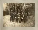 Några yngre officerare har slagit sig ner för ett gruppfoto.
Kurserna 1906-1907.
Översta raden fr.v.: Hård af Segerstad, Kinberg (?), Skoog.
Mittenraden fr.v.: Wernstedt (stående), Olson, Henning (stående).
Nedersta raden: Holmstein, Danckwardt, Bratt samt Gyllenkrok.
