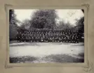 Meniga och officerare vid Kronobergs regemente.
2:a kompaniet 1901. 
Till vänster skymtar en av de berömda hyddorna.