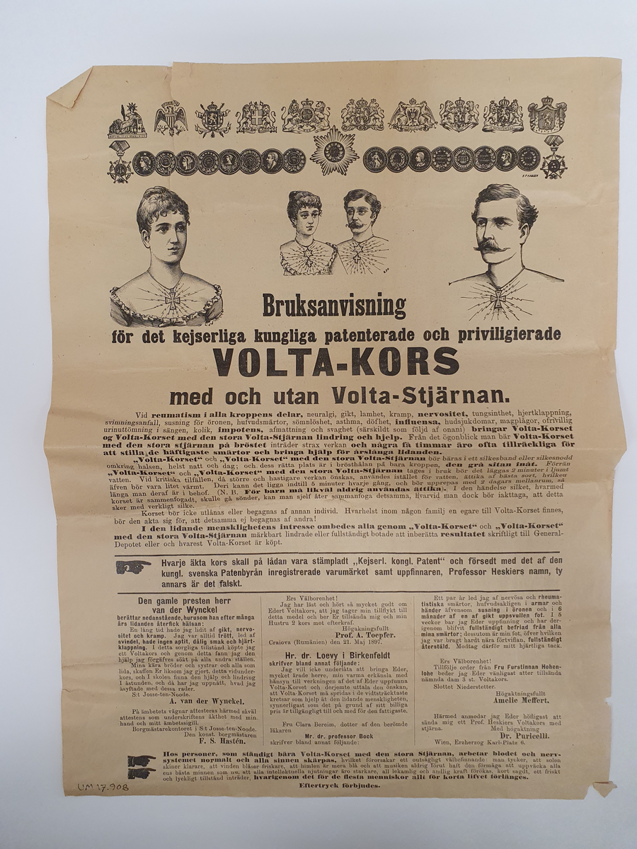 Ett s.k. Volta-kors, en stjärna av metall med hänge i form av kors med rundade konturer. Upphängningsögla. Två lager metall, på ena sidan kopparliknande på andra sidan bleckplåtsliknande med textilt material emellan och hopsytt med gul tråd. På kopparsidan hebreiska tecken i relief.

Förvaras i originalask av vit papp med etiketter i vitt, rött och guld med text: PROF. HESKIER S VOLTA KORS med den store stjerne. Patent i olika länder. Text på danska på sidan.