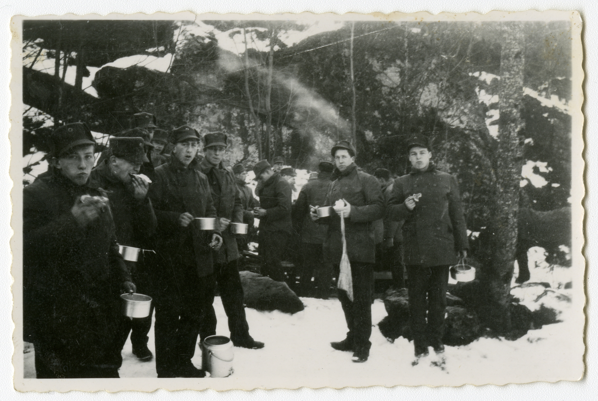 Utskrevne soldater i april 1940. Rolf Svenkesen (1917 - 2002)

Påskrift bak foto: 

Heistadmoen 1940
Alle fra Grenland.