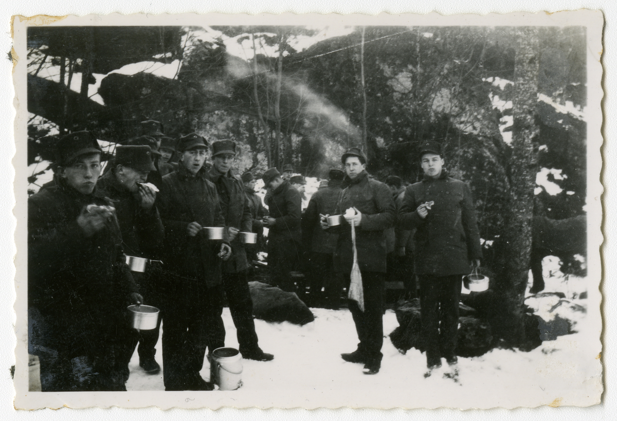 Utskrevne soldater i april 1940. Rolf Svenkesen (1917 - 2002)

Påskrift bak foto: 

Heistadmoen 1940
Alle fra Grenland.