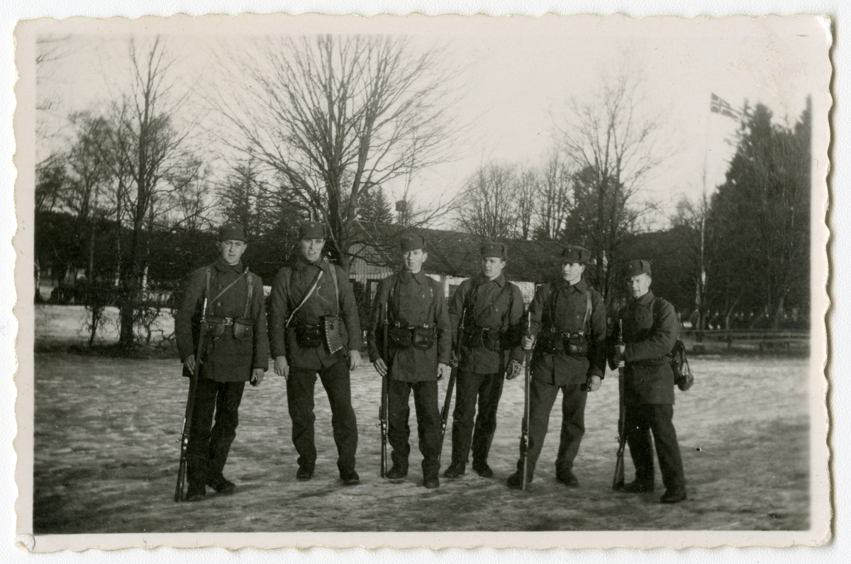 Utskrevne soldater i april 1940. Rolf Svenkesen (1917 - 2002) helt til høyre.

Påskrift bak foto: 
Heistadmoen 1940
Rolf Svenkesen til høyre. Alle fra Grenland. 
Rolf S. er min far, Per A. Svenkesen.

II:
Heistadmoen 1940
Rolf Svenkesen helt til høyre.