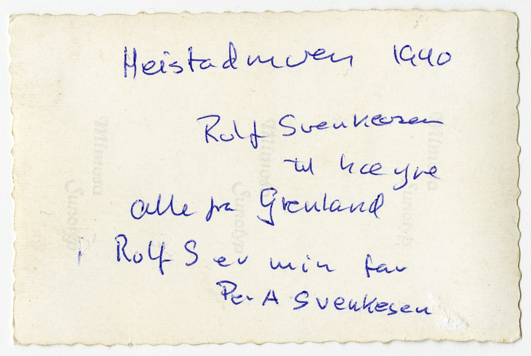 Utskrevne soldater i april 1940. Rolf Svenkesen (1917 - 2002) helt til høyre.

Påskrift bak foto: 
Heistadmoen 1940
Rolf Svenkesen til høyre. Alle fra Grenland. 
Rolf S. er min far, Per A. Svenkesen.

II:
Heistadmoen 1940
Rolf Svenkesen helt til høyre.