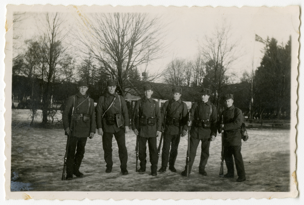 Utskrevne soldater i april 1940. Rolf Svenkesen (1917 - 2002) helt til høyre.

Påskrift bak foto: 
Heistadmoen 1940
Rolf Svenkesen til høyre. Alle fra Grenland. 
Rolf S. er min far, Per A. Svenkesen.

II:
Heistadmoen 1940
Rolf Svenkesen helt til høyre.