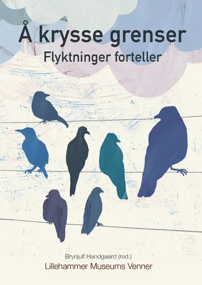 Bokforside med blå fugler som sitter på tre linjer. Blå skyer over.