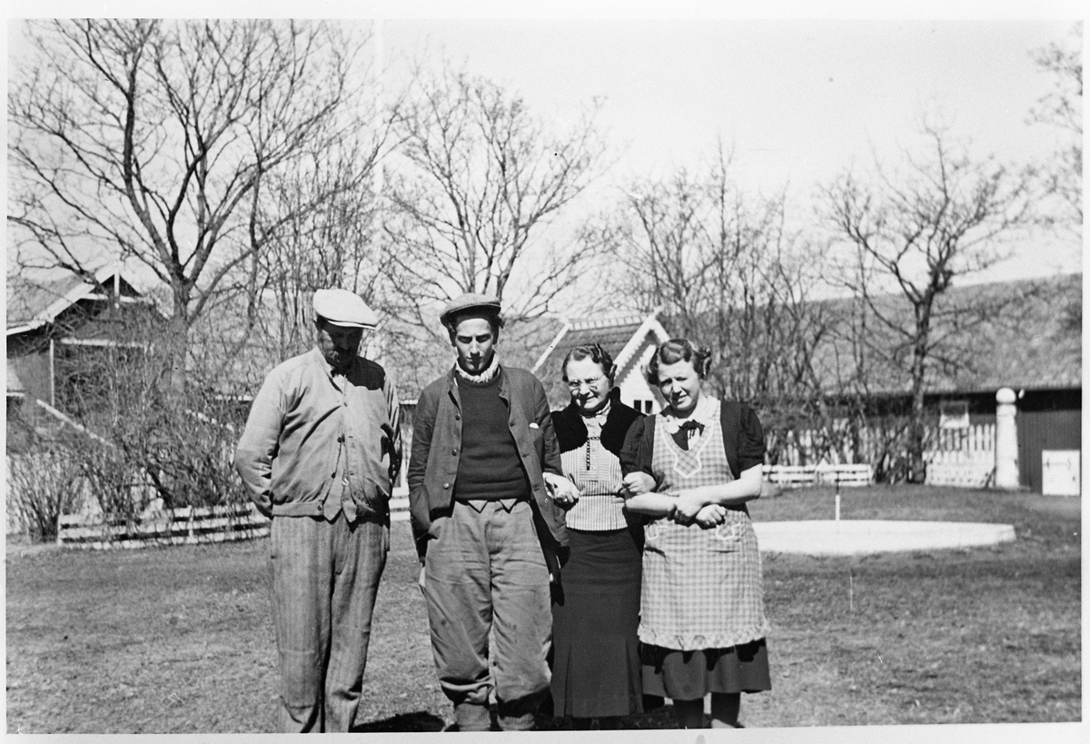 Fire personer avbildet på tunet på gården Slagsvold i Østre Toten 1940. Helt til venstre Anders Johansen som var vaktmester på "skolehjemmet" på Rogne øvre, og lengst til høgre husmor på Slagsvold Ruth Seierstad. I midten er Årstad (fornavn ukjent) og hans mor som opprinnelig kom fra Oslo, men som var evakuert fra Hoff under krigshandlingene.