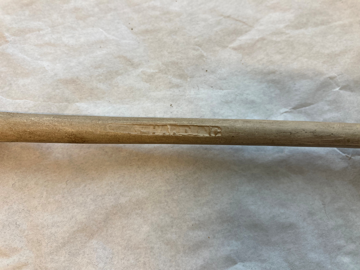 Krittpipe, dekor på pipehode (våpenskjold og et hode) 1700-talls. Hvit med rødt munnparti.