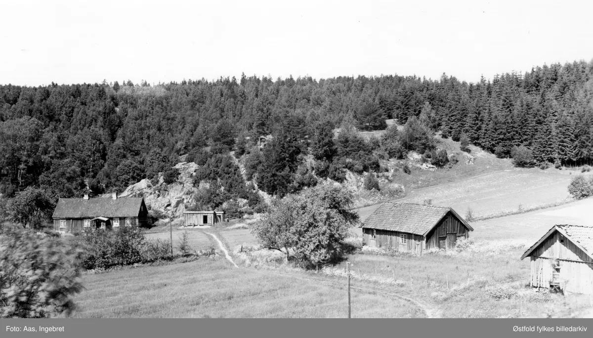 Solli i Tune 1938. Bråten vestre (til venstre) og Bråten østre (til høyre), arbeidsboliger. Utsnitt av Bråten vestre.