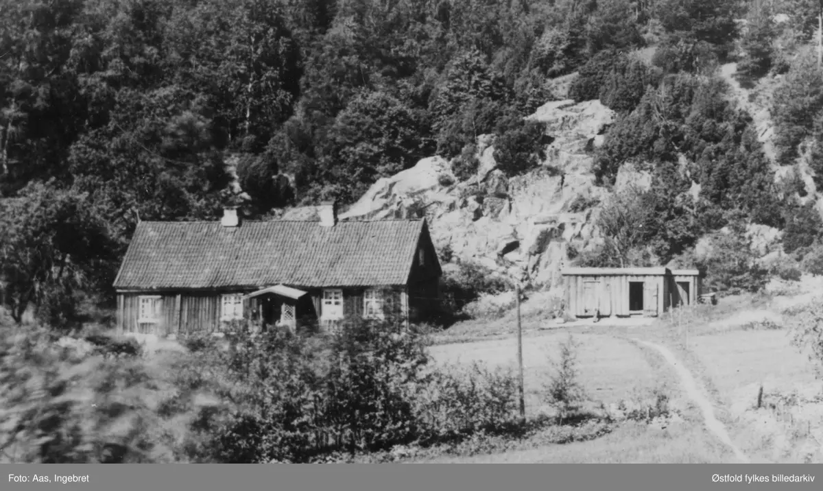 Solli i Tune 1938. Bråten vestre (til venstre) og Bråten østre (til høyre), arbeidsboliger. Utsnitt av Bråten vestre.
