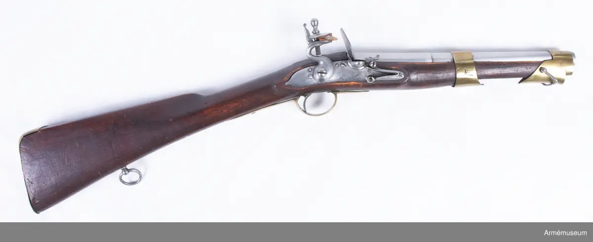 Med flintlås och karbinkolv kallat "karbinpistol" med flintlås. Loppet har 4 refflor. Pipa och lås ursprungligen m/1704. På kammarstycket många otydliga stämplar däribland årtalet 1712. Stämpel på låset med bokstäverna N.B. Beslag av mässing. På undersidan vid varbygelns bakre fot stockmakaremärket P.S.