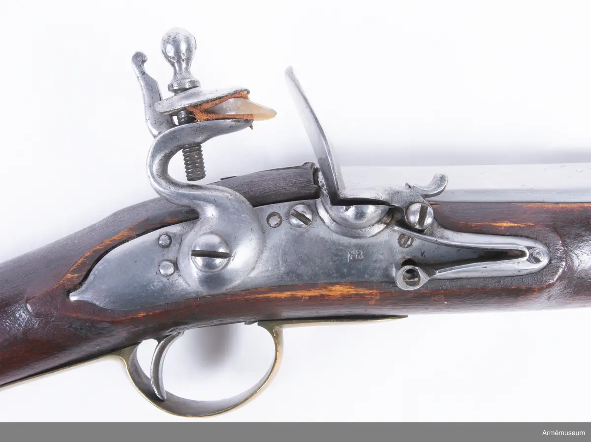 Med flintlås och karbinkolv kallat "karbinpistol" med flintlås. Loppet har 4 refflor. Pipa och lås ursprungligen m/1704. På kammarstycket många otydliga stämplar däribland årtalet 1712. Stämpel på låset med bokstäverna N.B. Beslag av mässing. På undersidan vid varbygelns bakre fot stockmakaremärket P.S.