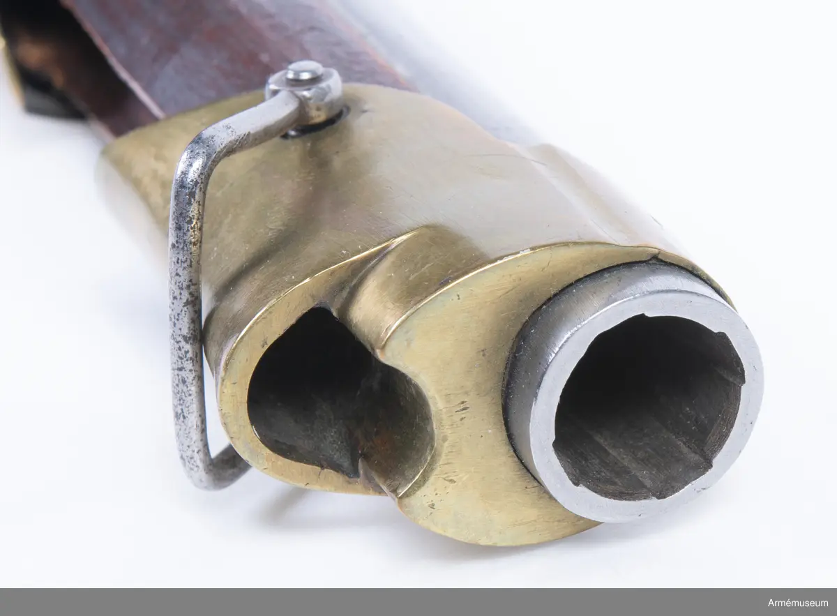 Med flintlås och karbinkolv kallat "karbinpistol" med flintlås. Loppet har 4 refflor. Pipa och lås ursprungligen m/1704. På kammarstycket många otydliga stämplar däribland årtalet 1712. Stämpel på låset med bokstäverna N.B. Beslag av mässing. På undersidan vid varbygelns bakre fot stockmakaremärket P.S.