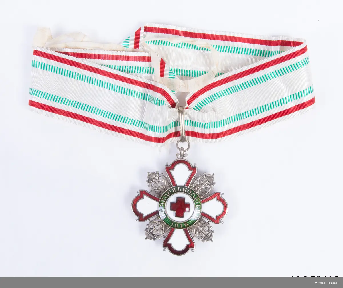 Halskors med Röda Korsets emblem. I band i färgerna vit-röd-grön.