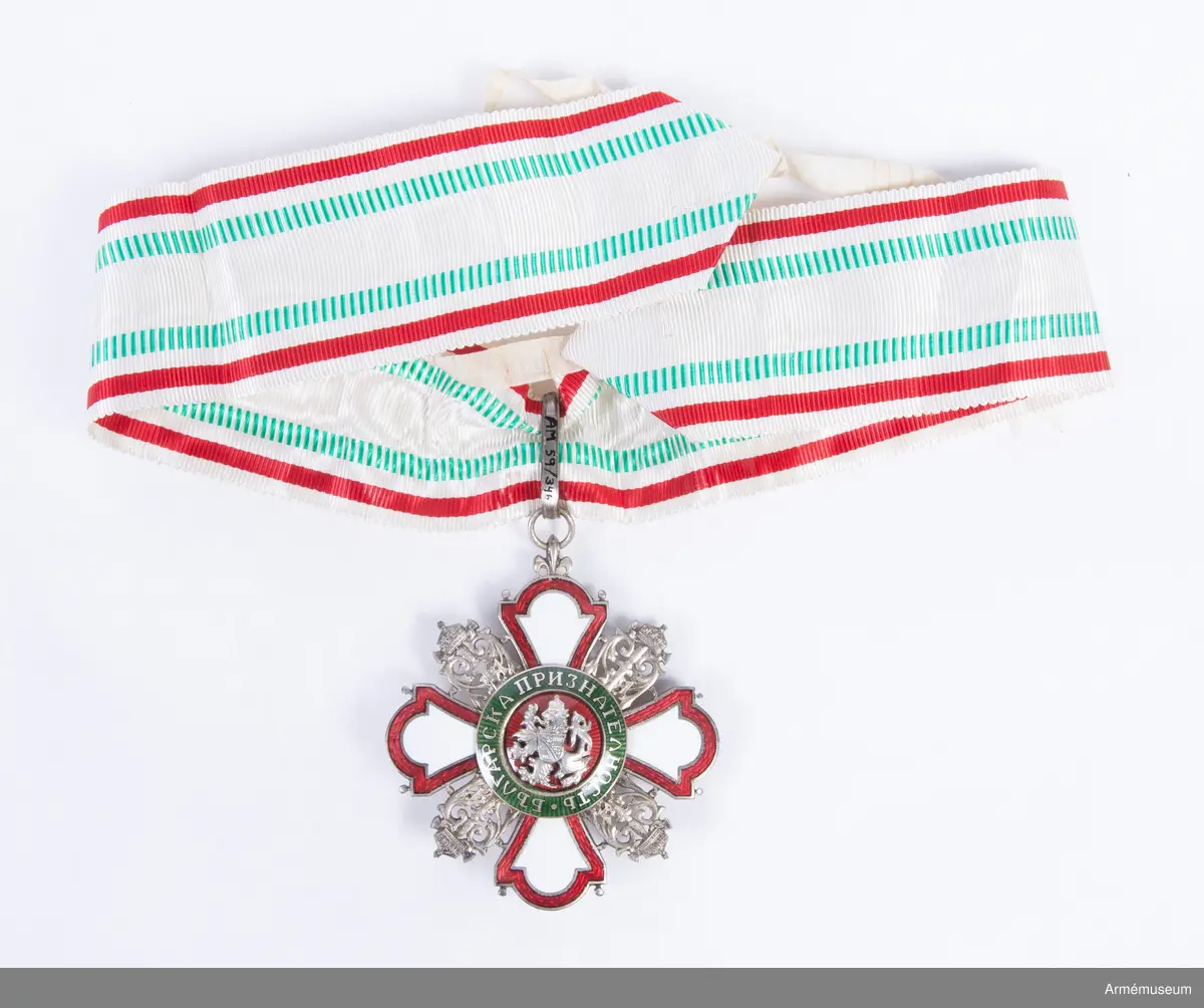 Halskors med Röda Korsets emblem. I band i färgerna vit-röd-grön.