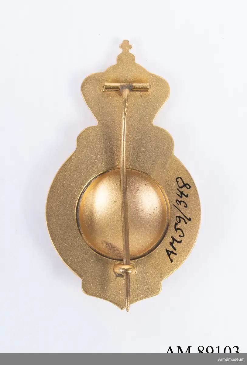 Röda Korsets emblem med krona ovanför.