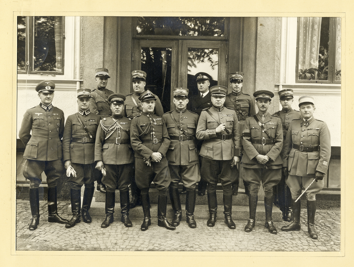 Smålandsmanövern 1938.
En grupp svenska och utländska officerare (trol. militärattachéer), 19/9 1938 vid Hotell Savoy, Växjö.
Fr. v.: Överste Bruno von Uthmann, Tyskland, överste Sommerfeldt-Hjorth, Norge, överste Riter, Schweiz, överstelöjtnant Y Kato, Japan, ryttmästare von Bornstedt, Sverige, överstelöjtnant Marseki, Polen, överstelöjtnant Adlercreutz, Sverige, kapten Nordgren, Sverige, överste Palojärvi, Finland, kapten Ahlgren, Sverige, överstelöjtnant Vale, Storbritannien, löjtnant Palmér, Sverige, major Herreman, Frankrike.