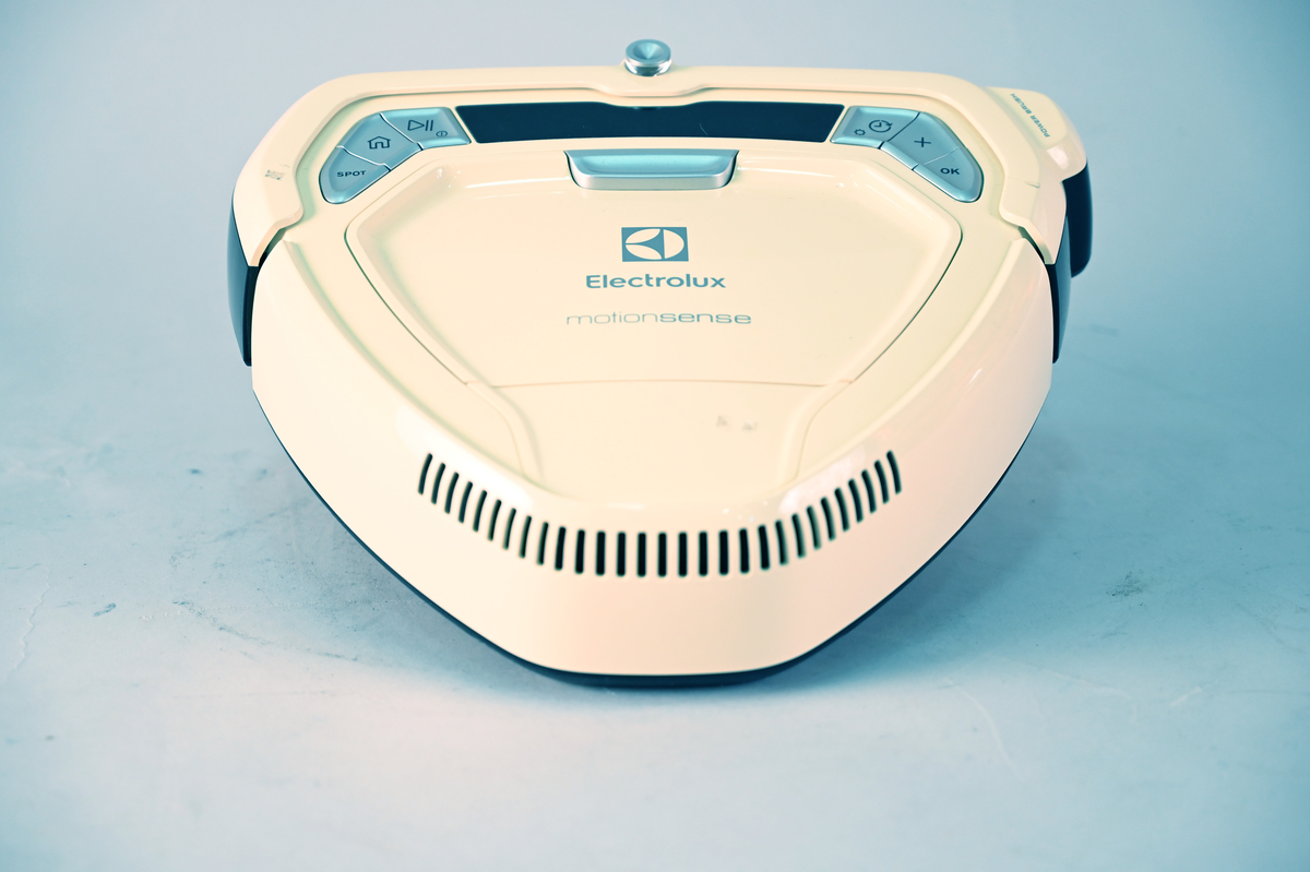 Robotdammsugare med gul/svart hölje i plast. Typ AN144LI20 ser nr 53100024. Model nr ERV5100.